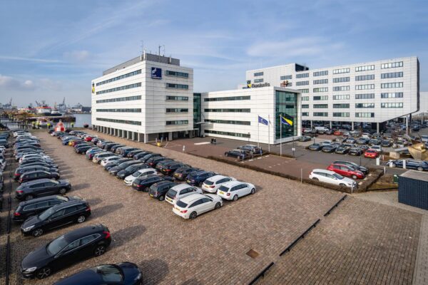 Kantoorgebouwen van Post Terminal en Boskalis aan de Waalhaven Oostzijde met een vol parkeerterrein op de voorgrond.